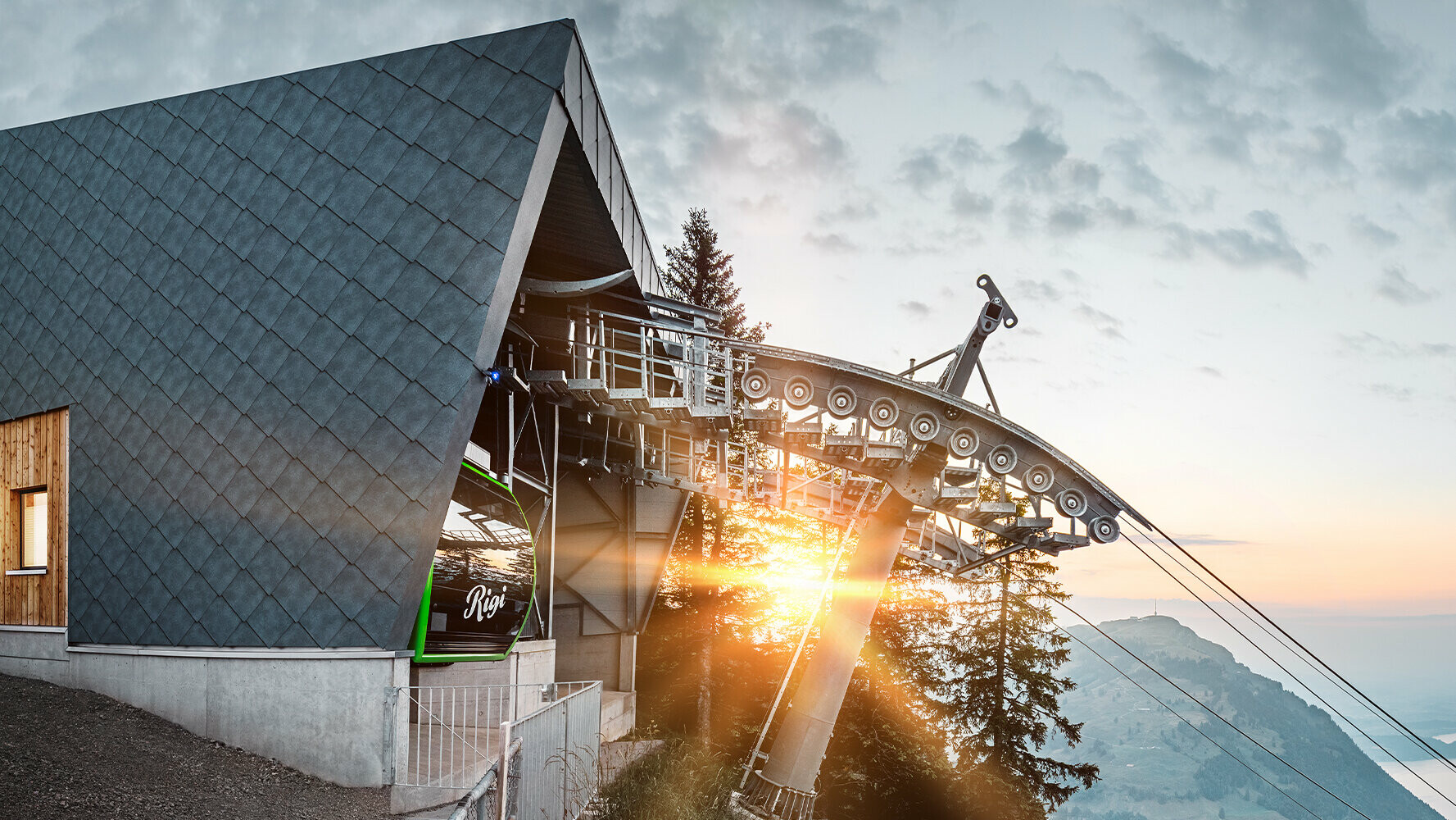 Gondelbaan met PREFA dak en gevel in Zwitserland bij zonsondergang