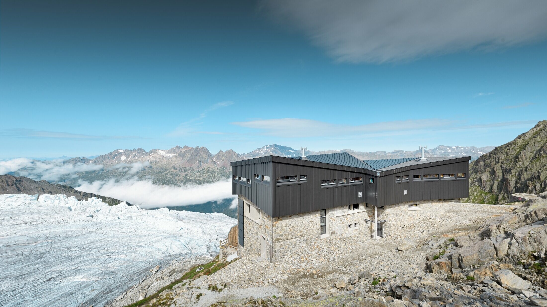 Refuge Albert 1er in het massief van de Mont Blanc met PREFALZ in zwartgrijs op het dak en de gevel