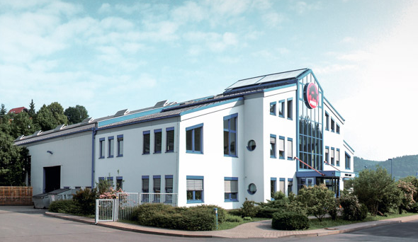 PREFA-bedrijfsgebouw met blauwe ramen en witte gevel in Wasungen, Duitsland.