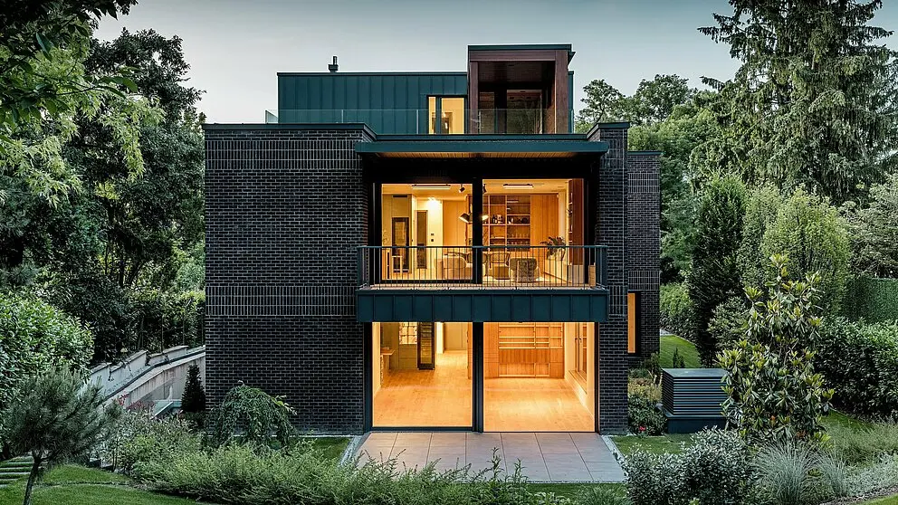 Moderne villa in Boedapest met een PREFA PREFALZ-aluminiumgevel in combinatie met baksteen, een toonbeeld van uitzonderlijke architectuur in de PREFARENZEN-reeks.