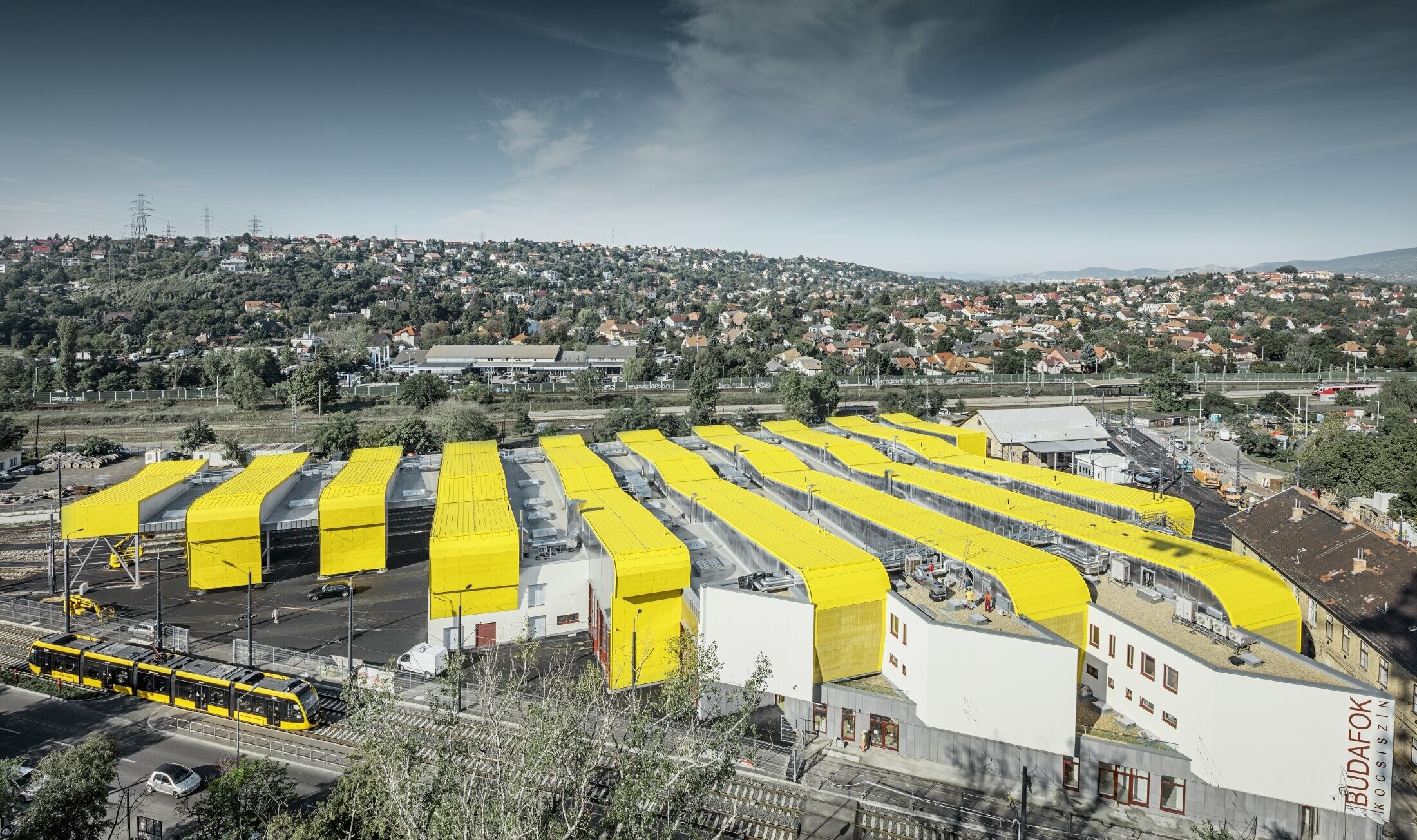 Luchtopname van de remise in Boedapest; De gebouwen zijn bekleed met PREFA Prefalz in de speciale coating verkeersgeel RAL 1023.