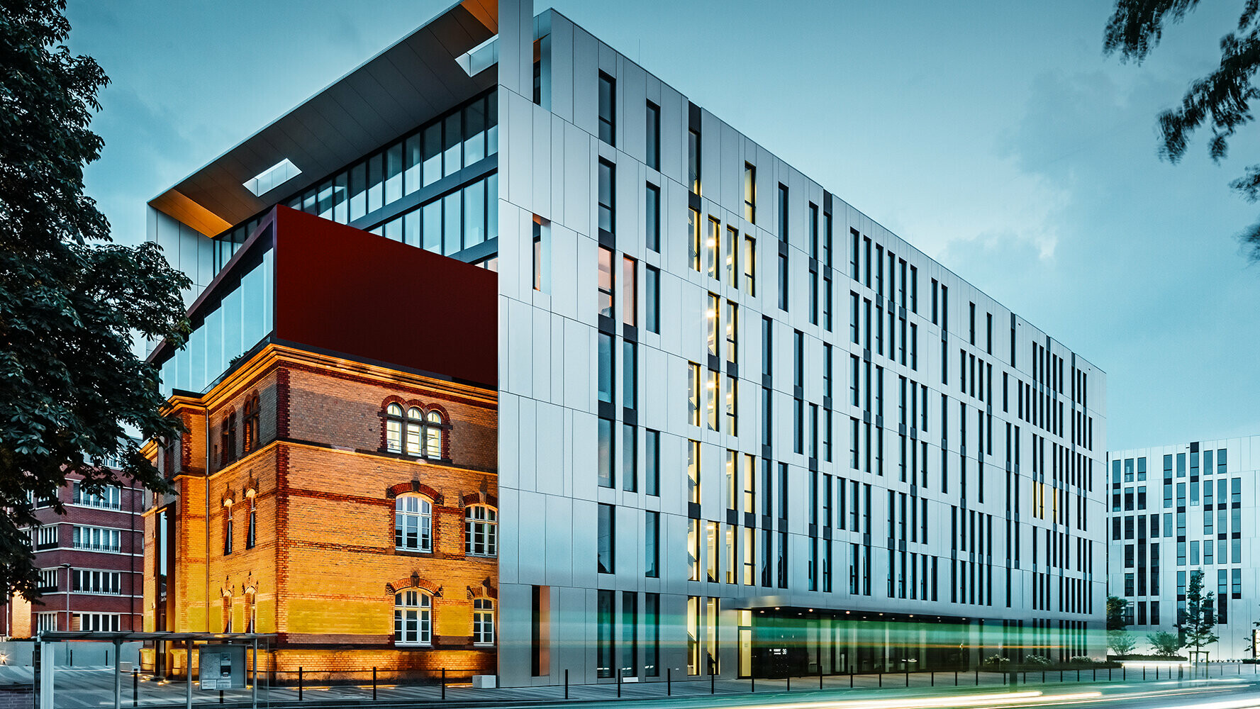 Het nieuwe kantoorgebouw in het centrum van Düsseldorf is bekleed met aluminium composietplaten van PREFA.