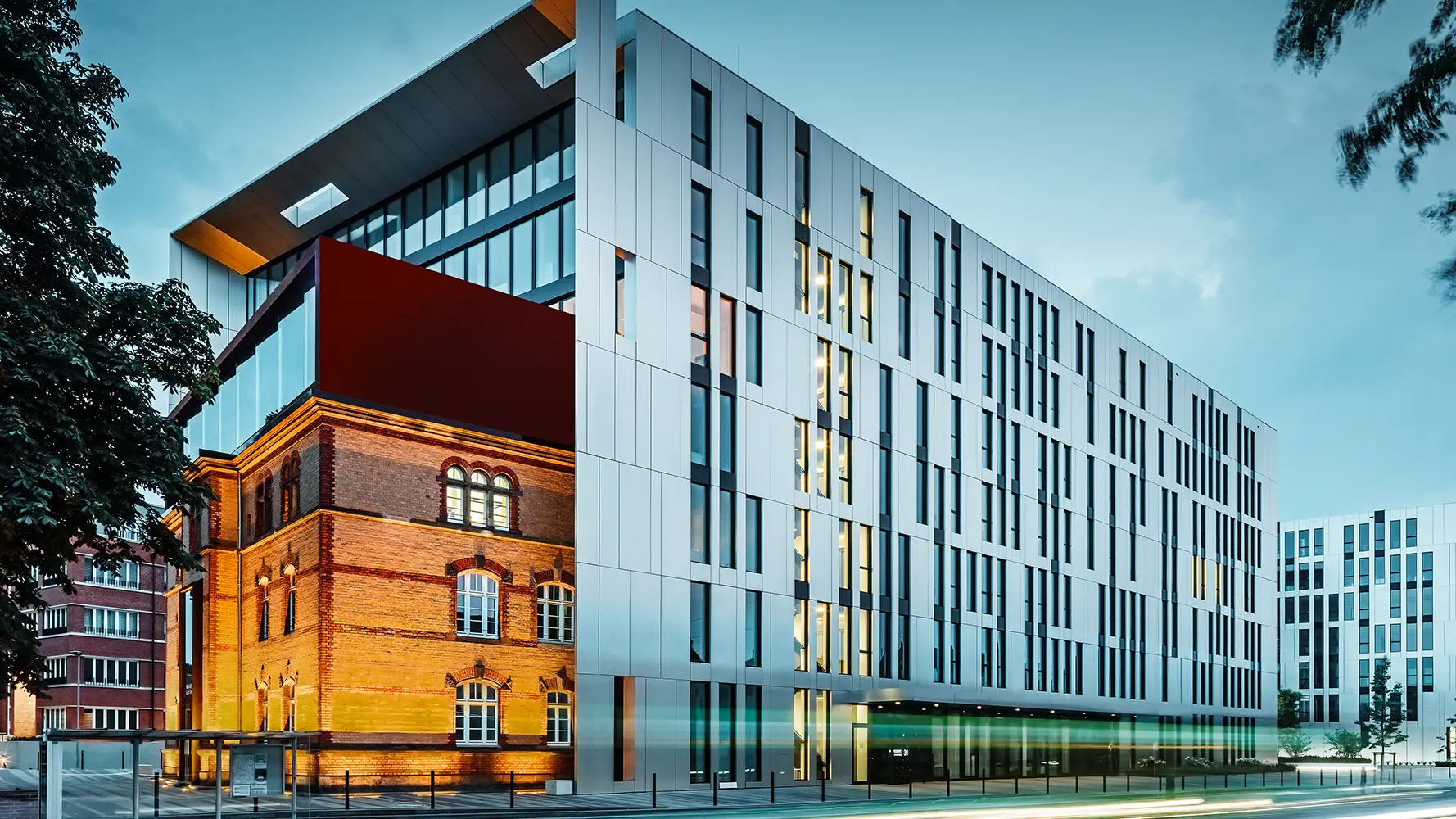 Het nieuwe kantoorgebouw in het centrum van Düsseldorf is bekleed met aluminium composietplaten van PREFA.