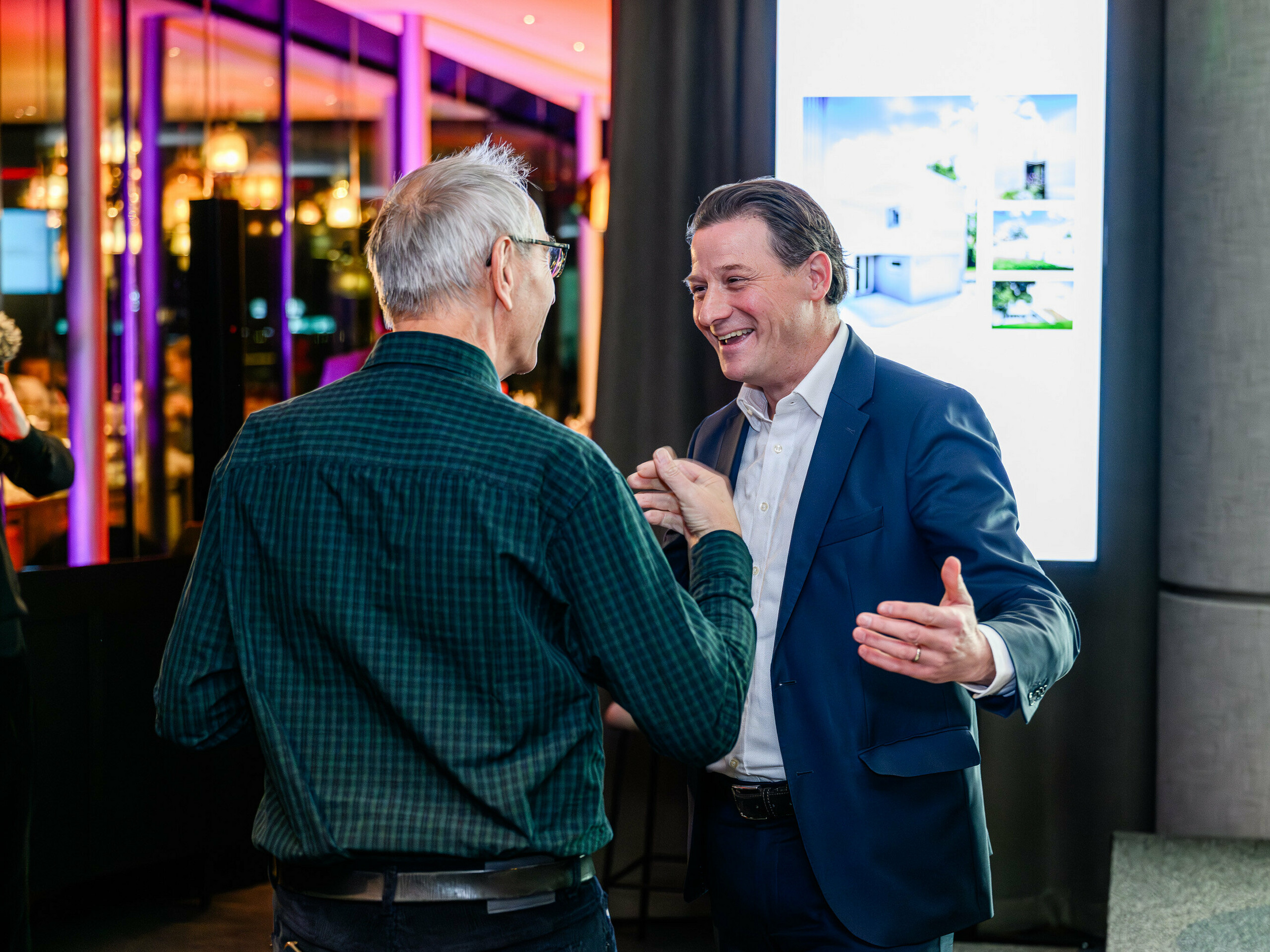 Ein herzliches Gespräch auf der PREFARENZEN-Präsentation 2026 im k47.wien: Leopold Pasquali, CEO von PREFA, und Wolfgang Croce, der die PREFARENZEN-Architekturobjekte fotografiert hat, unterhalten sich mit echter Begeisterung und gegenseitigem Respekt. Im Hintergrund ist ein Screen mit moderner PREFA-Architektur zu sehen – starke Designs aus Aluminium. Diese Szene steht sinnbildlich für das Netzwerken unter Architekt:innen, Planer:innen und Verarbeiter:innen. PREFA bringt Menschen zusammen, die Architektur neu denken – mit innovativen Produkten aus hochwertigem Blech. Es war ein Abend voller Austausch, Inspiration und Zukunftsvisionen.