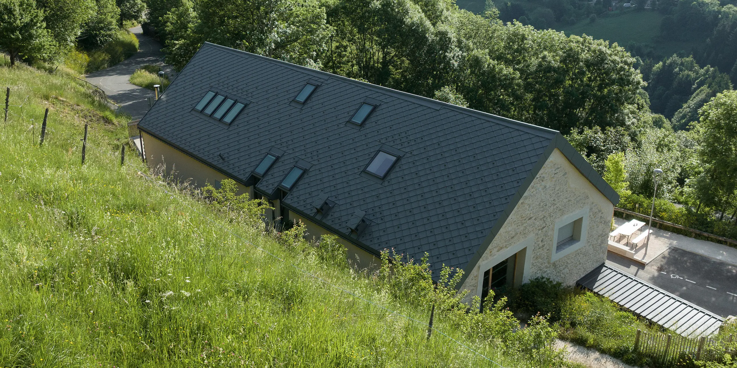 PREFA Dachraute 29x29 in P.10 Hellgrau auf einem Ferienhaus in Engins nahe Grenoble