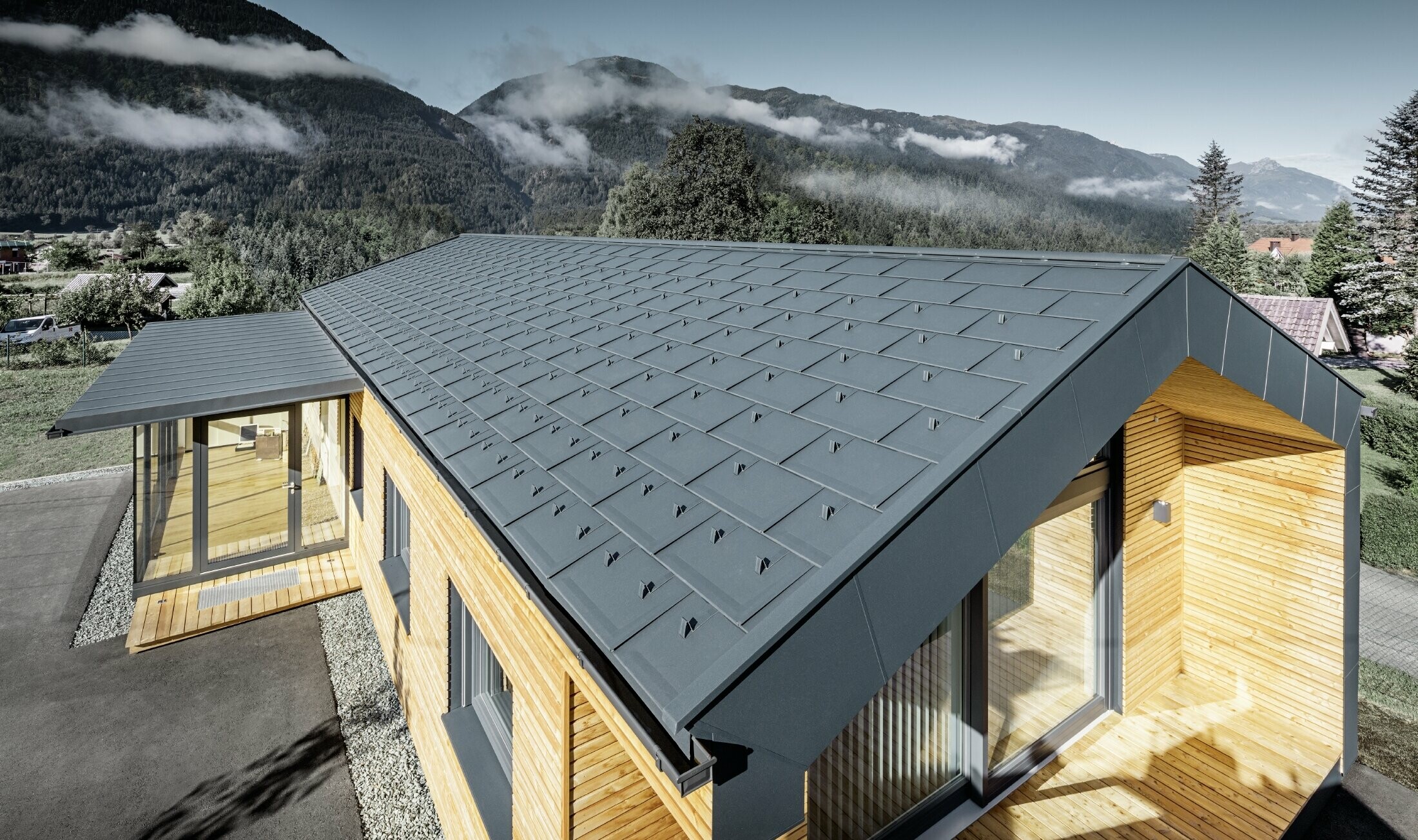 Nieuw kantoorgebouw van Holzbau Faltheiner met gevel van larikshout, royale raamoppervlakken en een PREFA dak in antraciet.