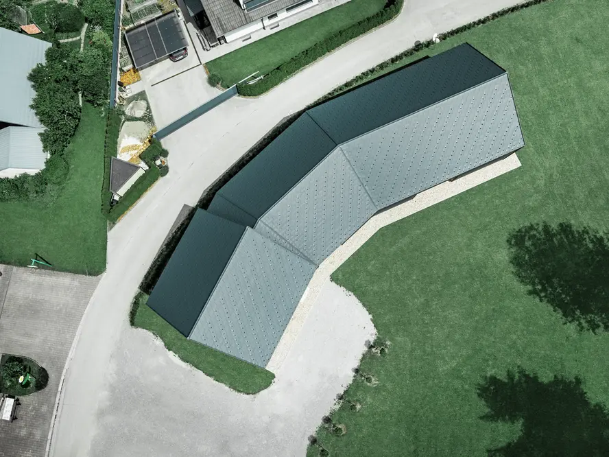 Vogelperspektive von der Kletterhalle Skofia Loka mit Dachschindel DS.19 und PREFA Siding in P.10 anthrazit