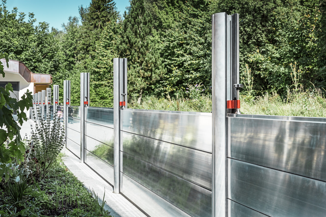 Close-up van de PREFA mobiele hoogwaterschutwand, die het huis tegen overstromingen beschermt.