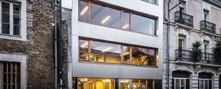 Vooraanzicht van het kantoorgebouw in Nantes - bekleed met PREFA getand profiel in naturel bright