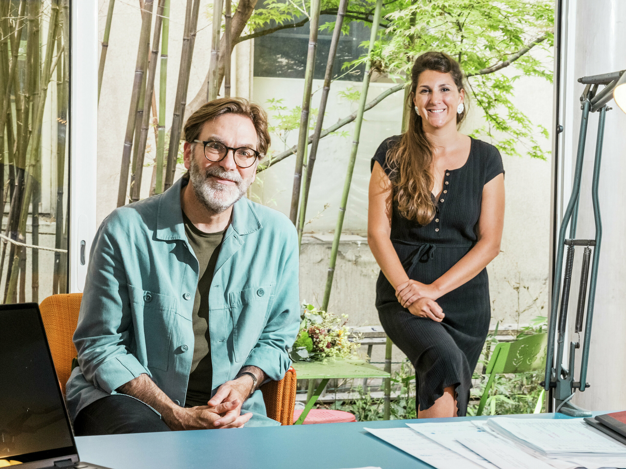 Die Architekten Florian Golay und Noémie Guimbard vom Architekturbüro Atelier Léger, die unter anderem das Sanierungsprojekt der historischen Scheune "La Grange à Gaby" in Engins leiteten. Das Projekt kombiniert traditionelle Architektur mit modernen Materialien wie einem PREFA Aluminiumdach.