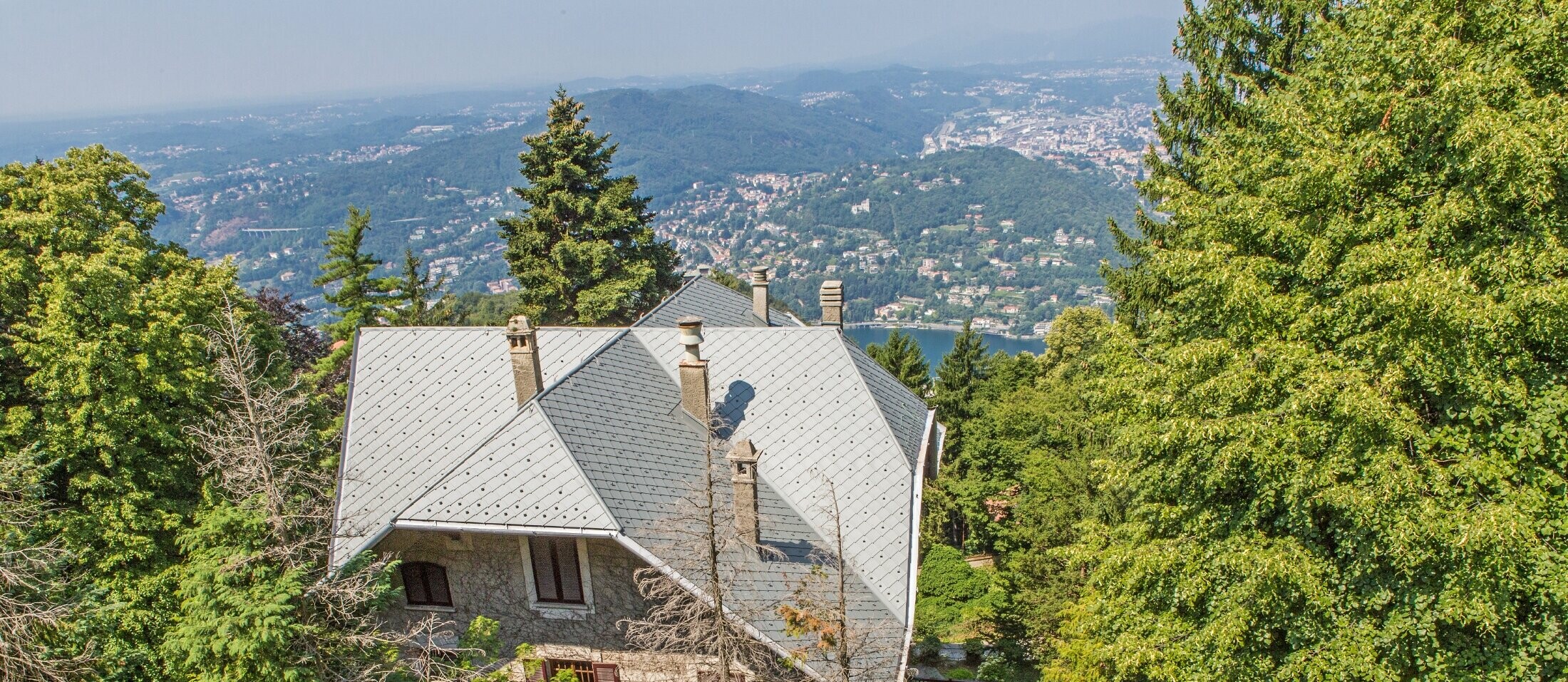 Vogelperspektive der Villa Brunate mit einem robusten Dach, das mit der Dachraute 29 × 29 in P.10 Hellgrau eingedecktist