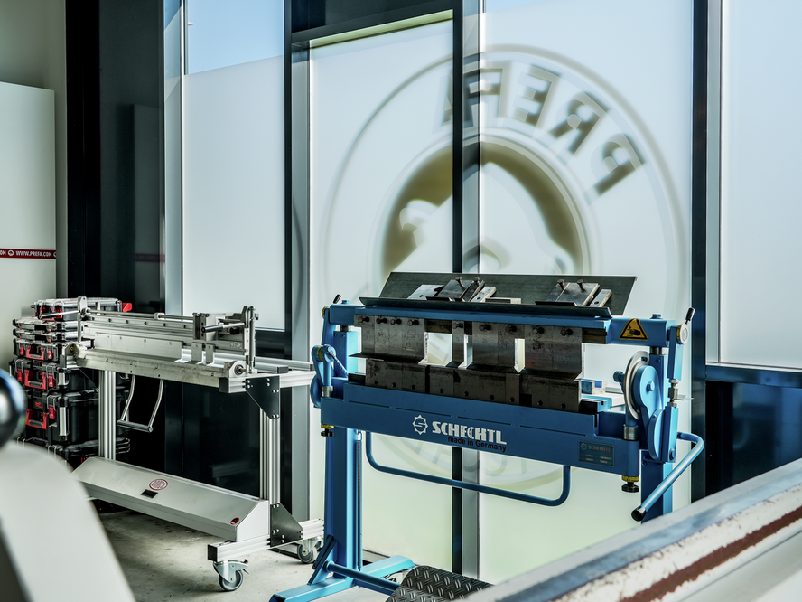 Innenbereich des PREFA Schulungszentrums in Nijkerk (Niederlande) mit moderner Kantbank und Schulungsausstattung für Dach- und Fassadensysteme aus Aluminium.
