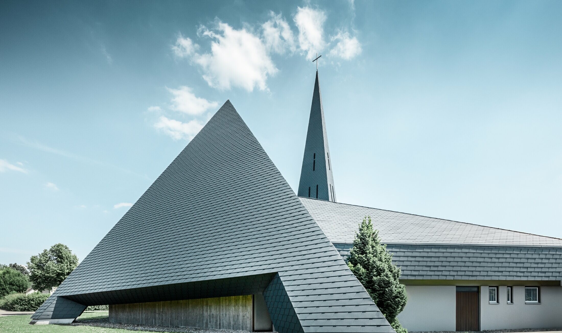 Katholieke kerk in Langenau (Duitsland) met piramidevormig ontwerp en antracietkleurige schindels van PREFA