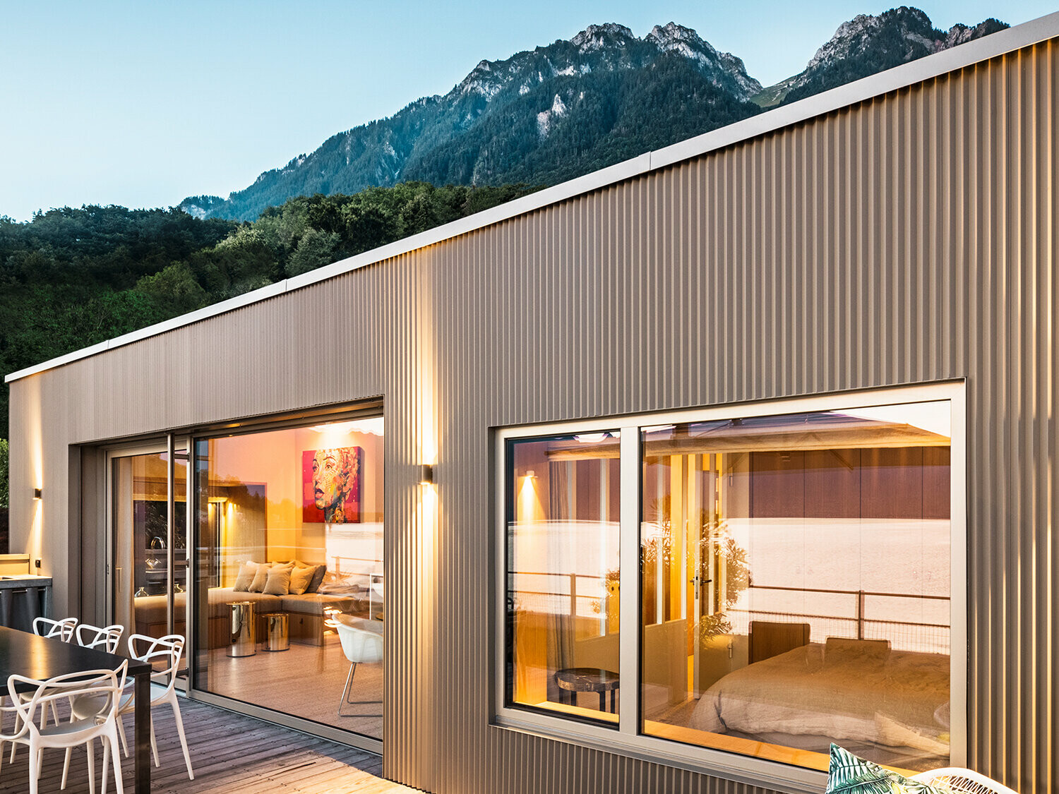 Avondblik op het terras en een deel van het interieur van het gebouw.