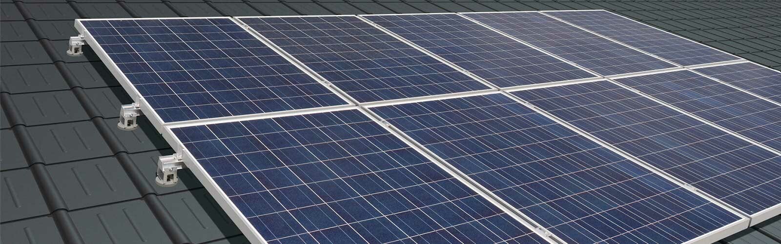 Zonnepanelen met zonnepaneelhouders gemonteerd op de PREFA dakpan