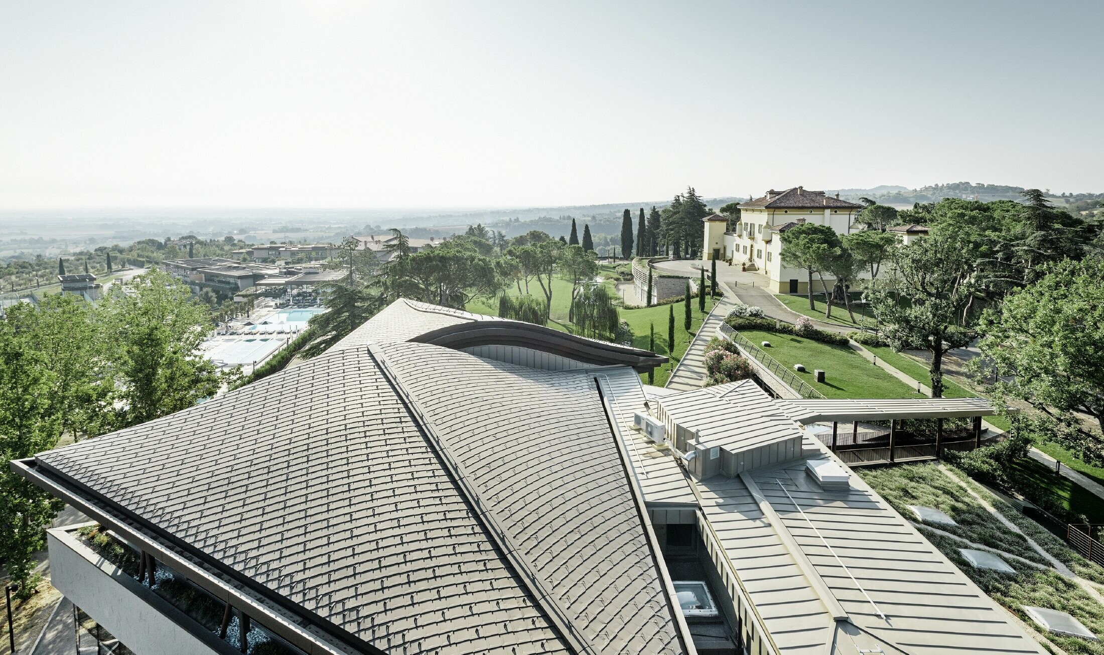 Palazzo van golfresort in Varignana (Italië) met groot bruin aluminiumdak van PREFA