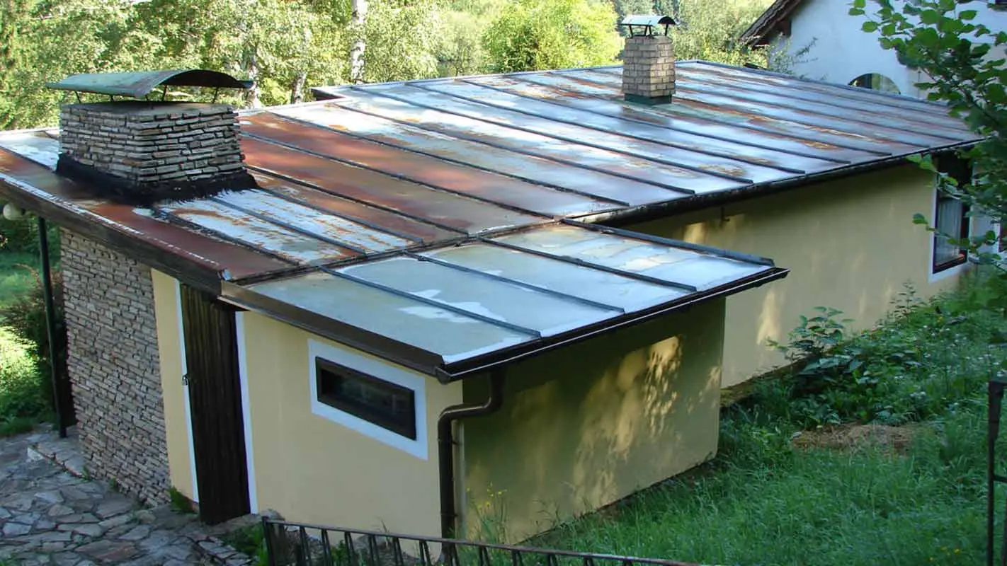 Roestig tuinhuisdak voor de renovatie met Prefalz van PREFA