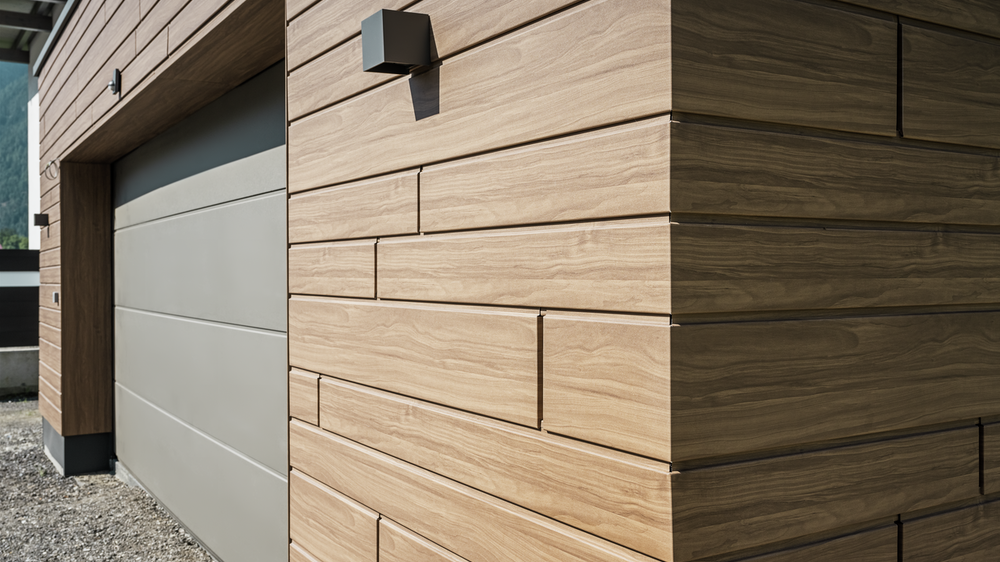 Close-up van een garage bekleed met PREFA sidings met houteffect. Als kleur werd notenbruin gekozen.