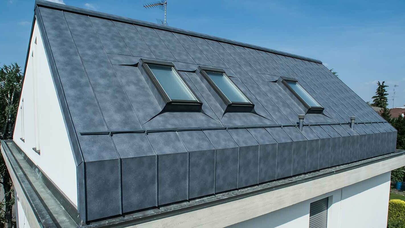 Voor de renovatie van een mansardedak met Prefalz van PREFA inclusief vensters in het dakvlak