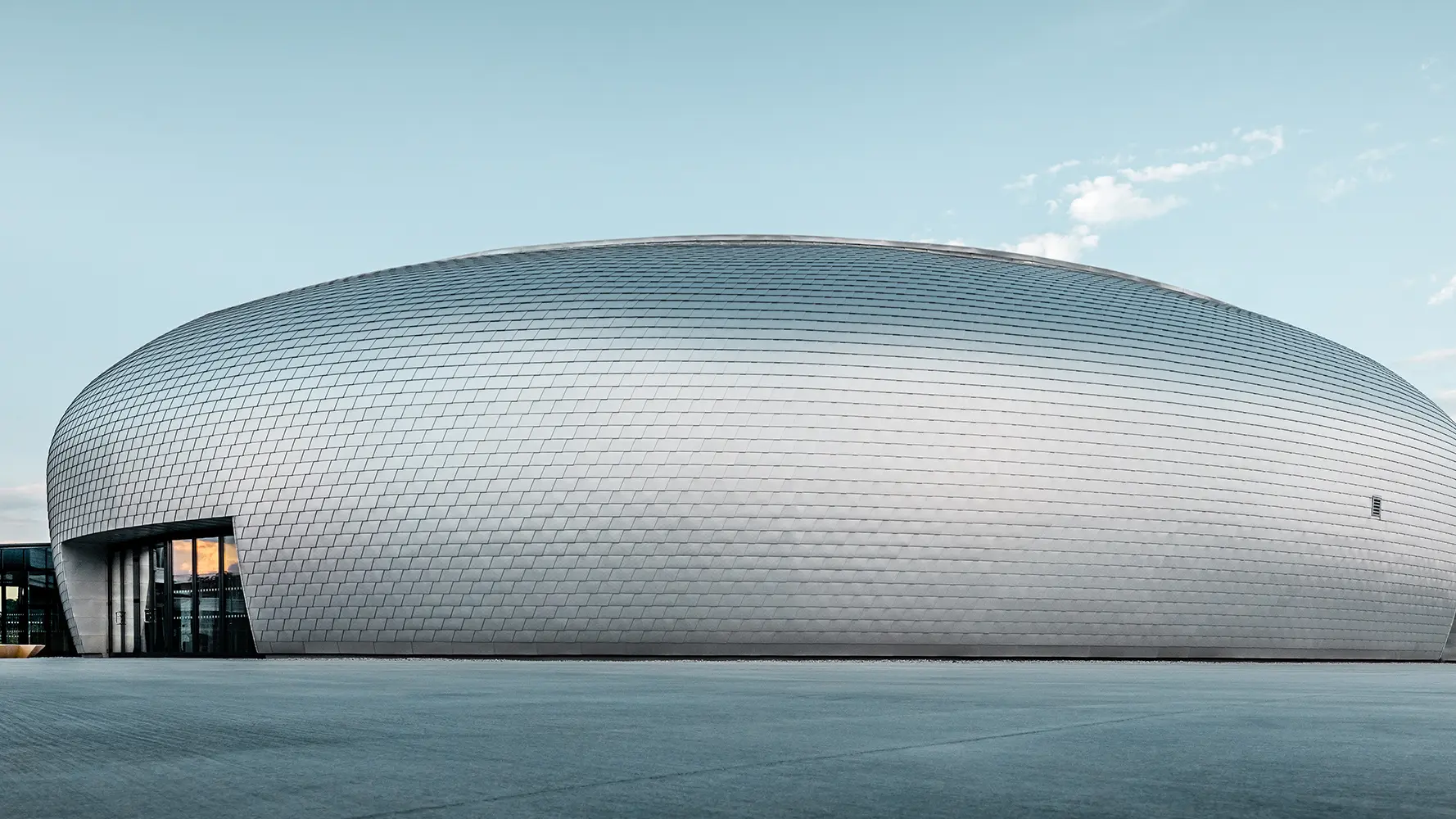 Tsjechische sporthal met PREFA aluminium schindels in naturel
