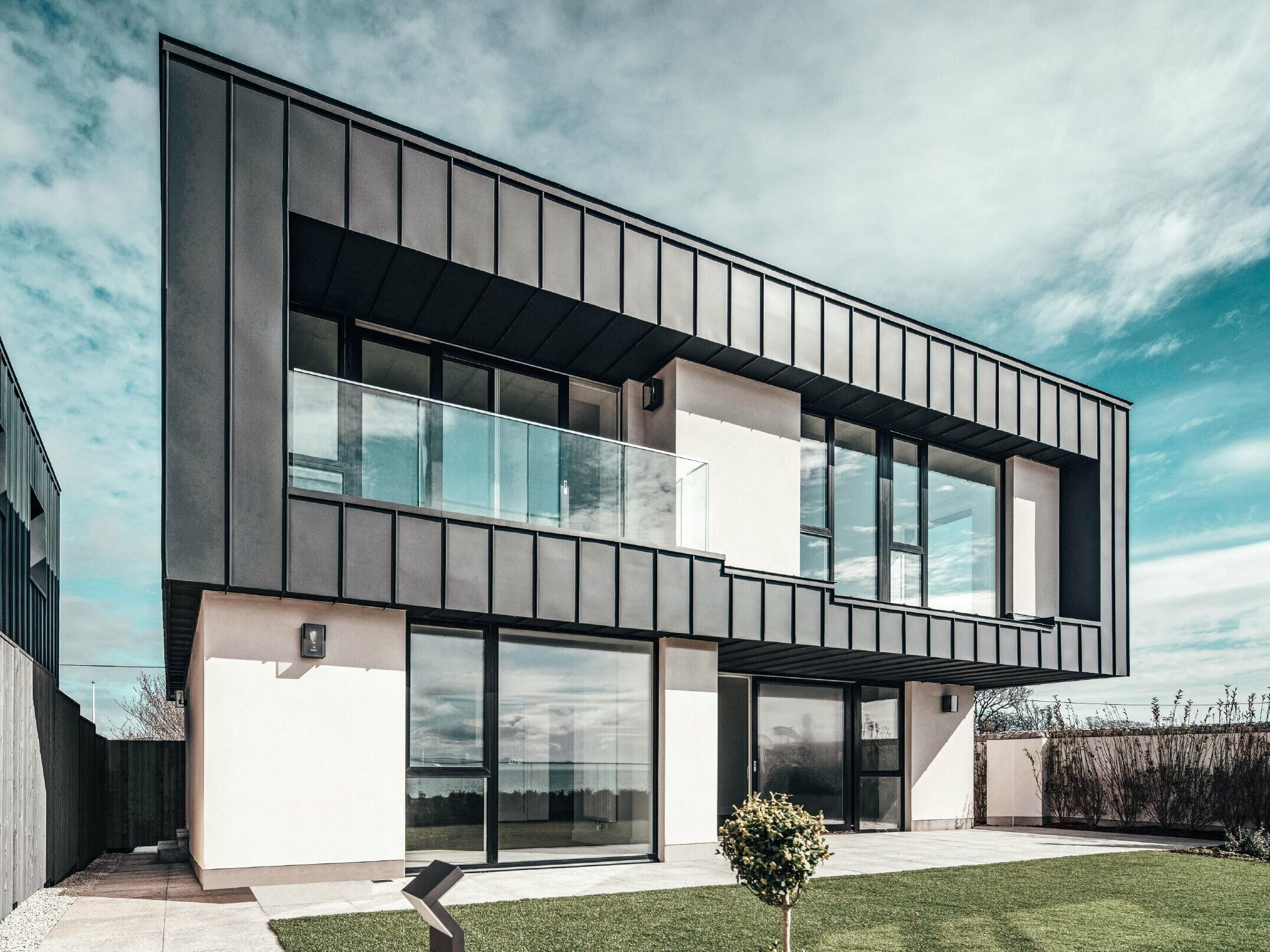 Maison mitoyenne avec façade PREFALZ couleur P.10 anthracite à l'étage supérieur