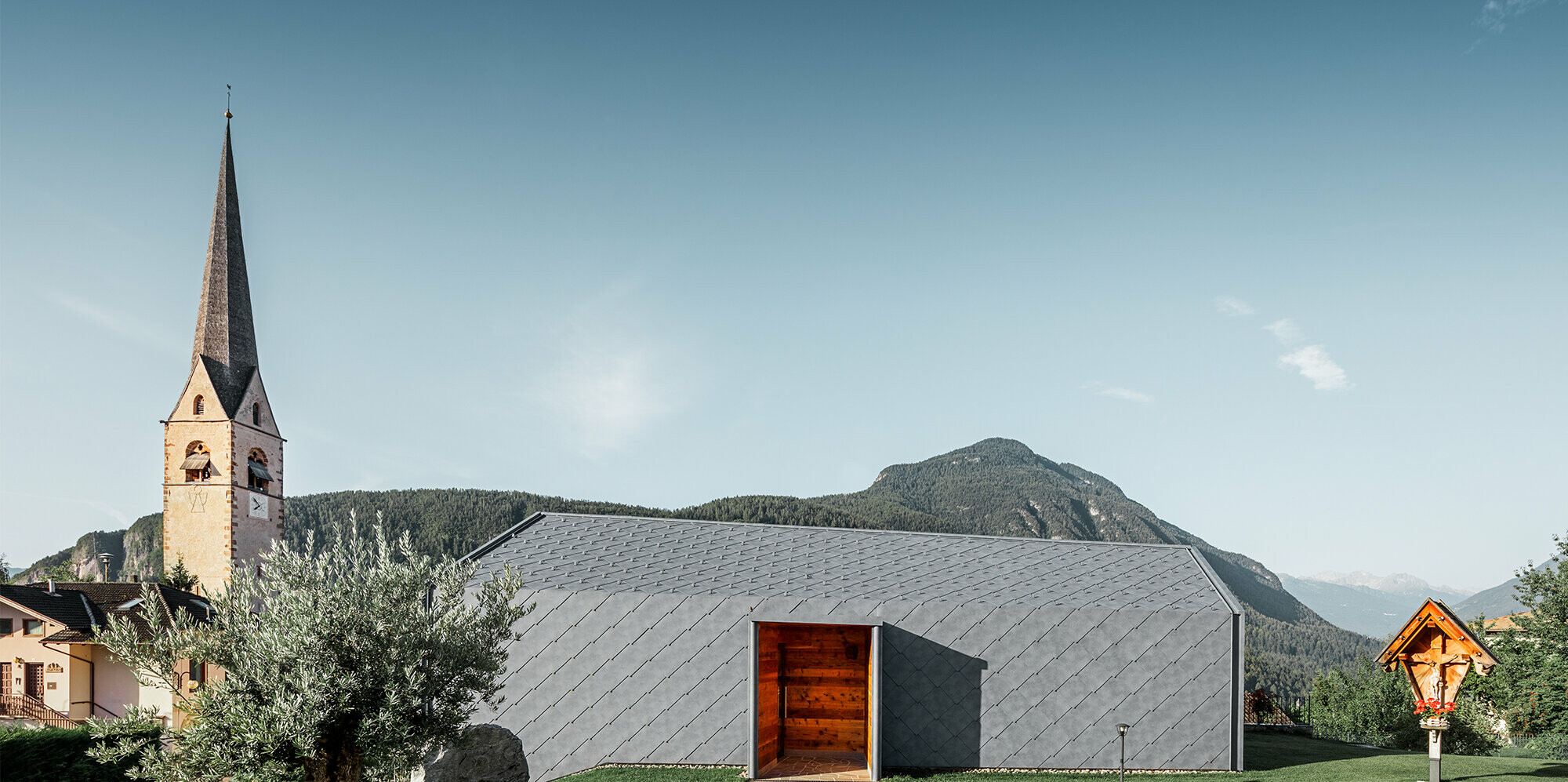 Dak- en gevellosange 44 × 44 in steenlook aan een schoonheidssalon in Livo (Italië)