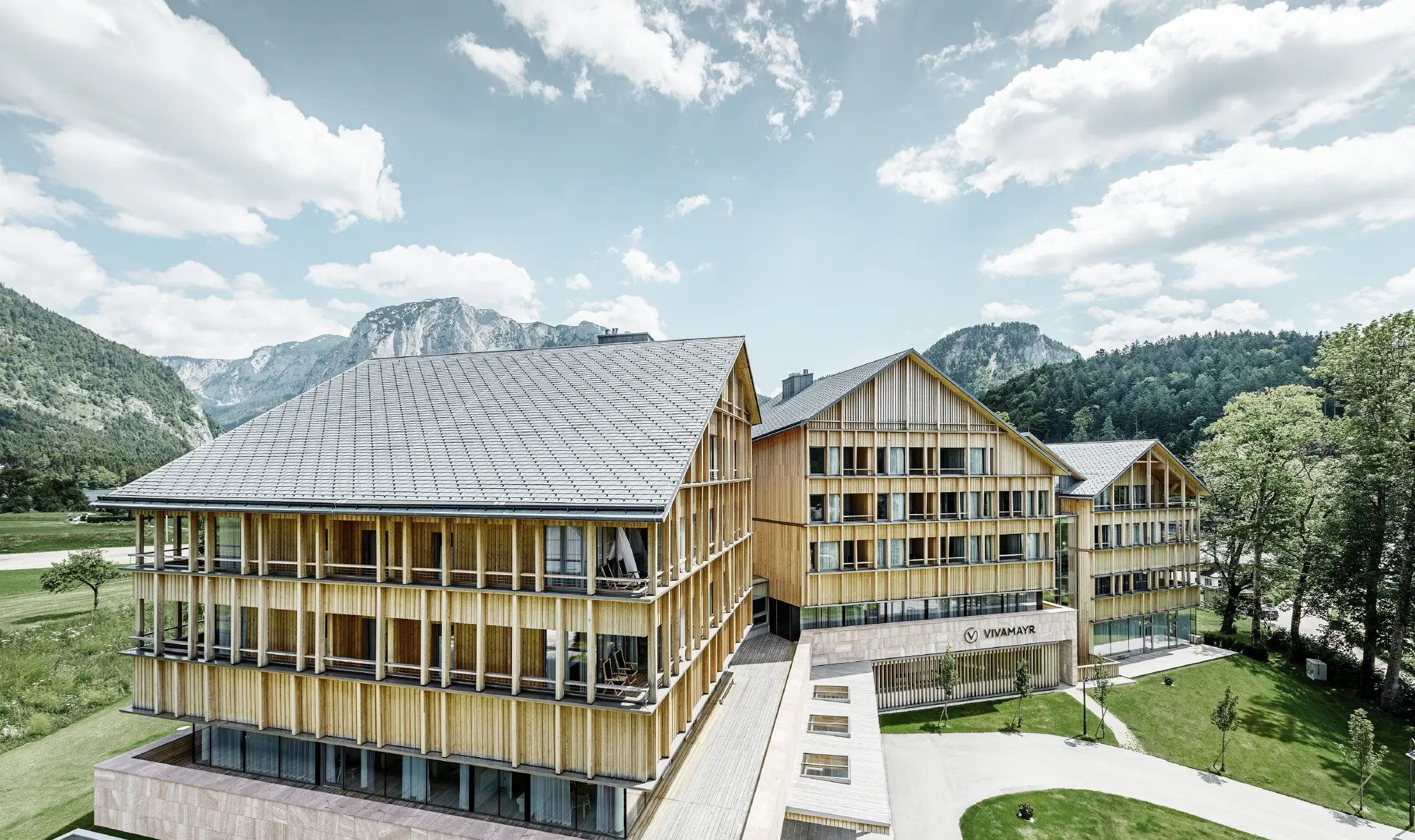Hotel Vivamayr in Altaussee (Oostenrijk) met houten gevelbekleding en PREFA-dakschindels op het dak