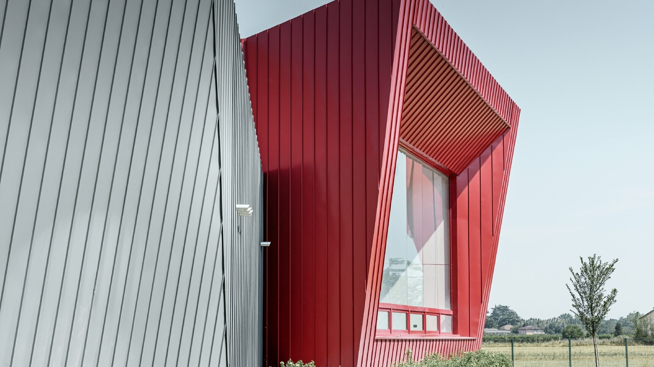 Centre d'entraînement avec façade PREFALZ couleur P.10 gris souris et Falzonal couleur rouge carmin