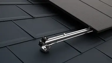 Close-up van een PREFA-dak met PV-modules, die met het PREVARIO-montagesysteem voor zonnepanelen zijn bevestigd.