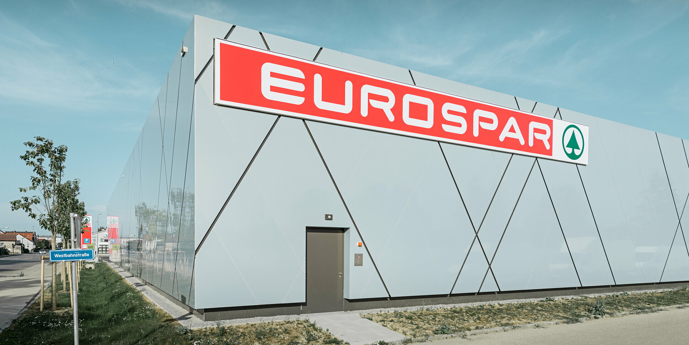 Achterzijde van het nieuwe Eurospar filiaal in Wels; de gevel werd bekleed met de aluminium composietplaat van PREFA in de unieke kleur zilver goud.