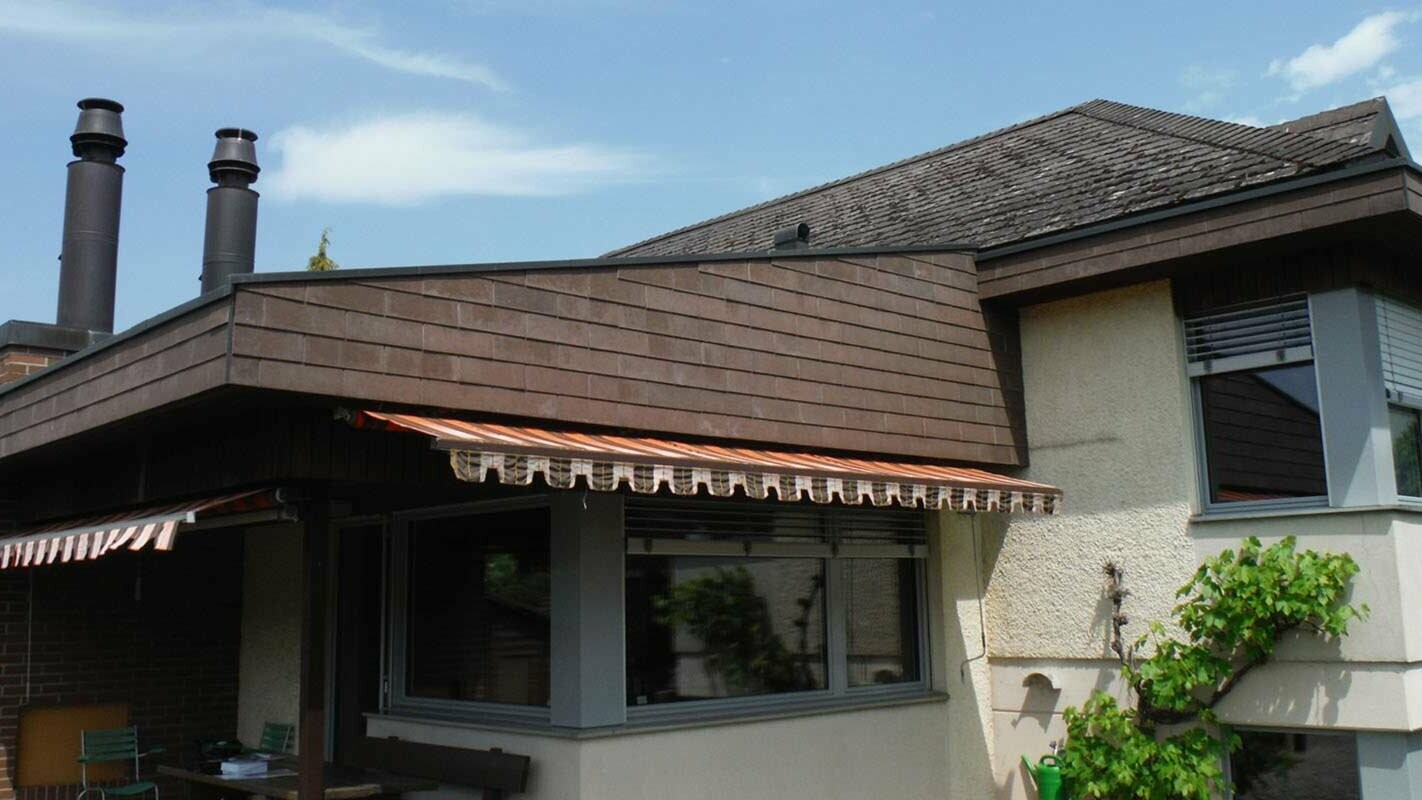 Eengezinswoning met oranjerie en aanbouw voor de dakrenovatie met de PREFA dakplaat
