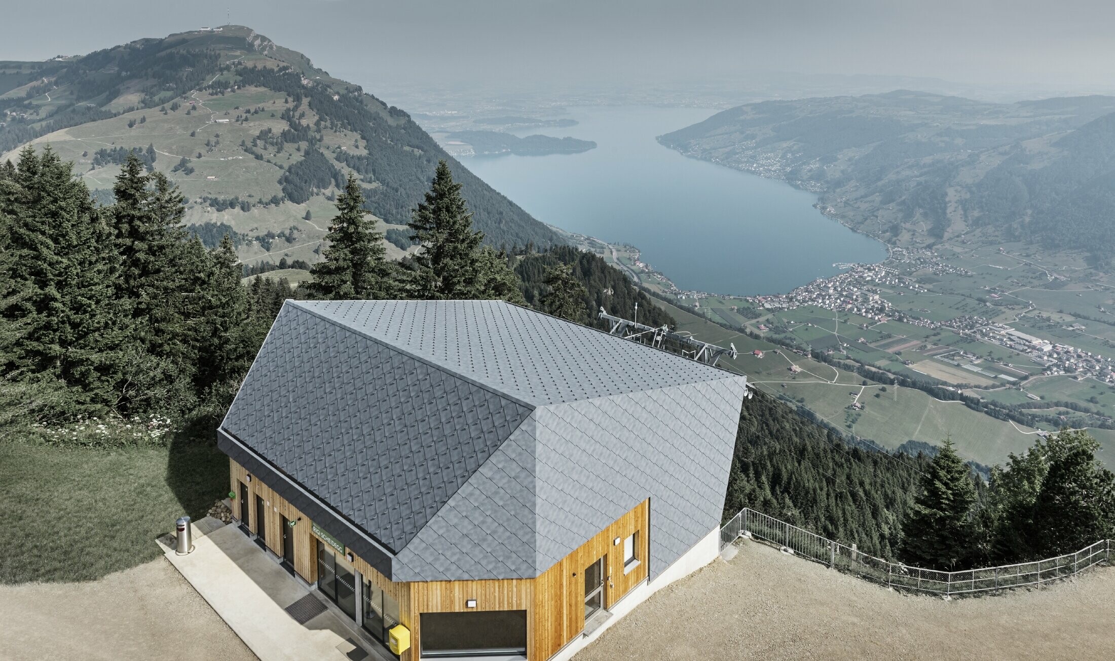 Luchtopname van het bergstation Rigi Scheidegg kabelbaan, bekleed met de PREFA gevellosange 44x44 in P.10 steengrijs en hout.