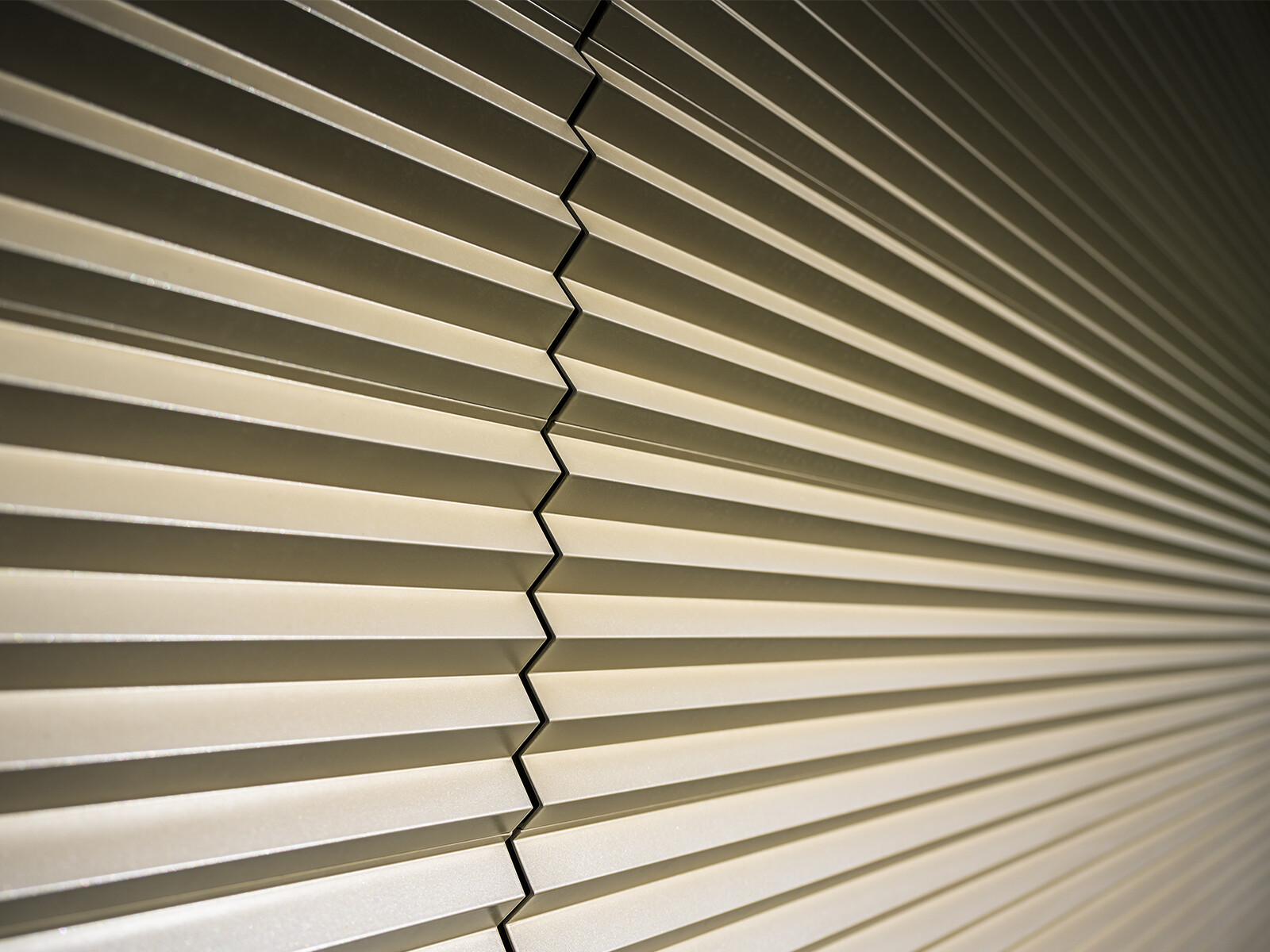 Detail van het PREFA kartelprofiel in de kleur brons
