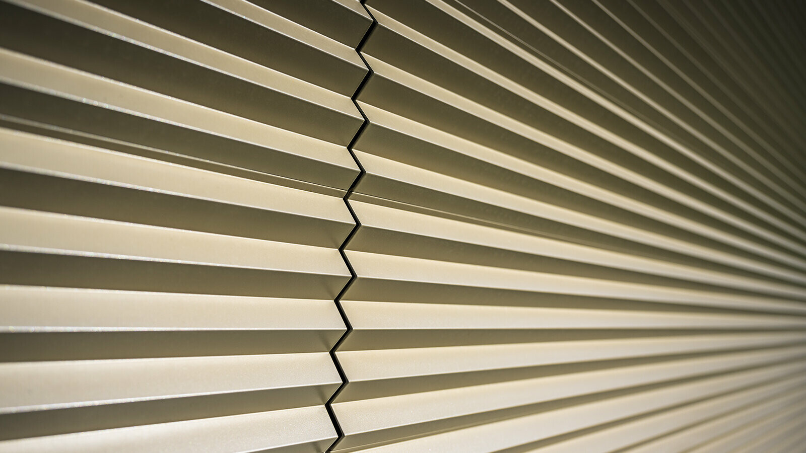 Detail van het PREFA kartelprofiel in de kleur brons