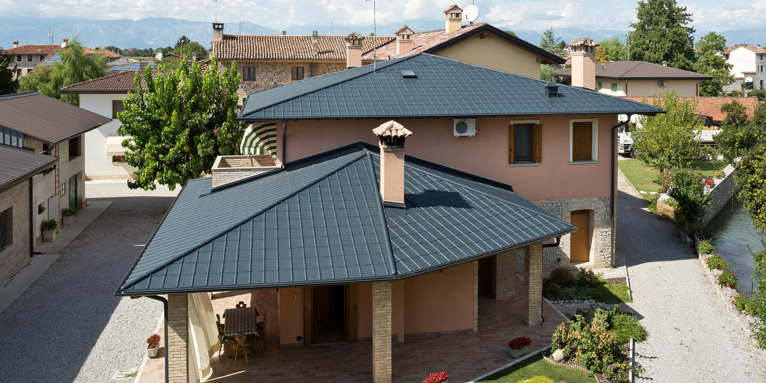 Italiaanse villa met typisch tentdak met PREFA Dakpan in P.10 antraciet