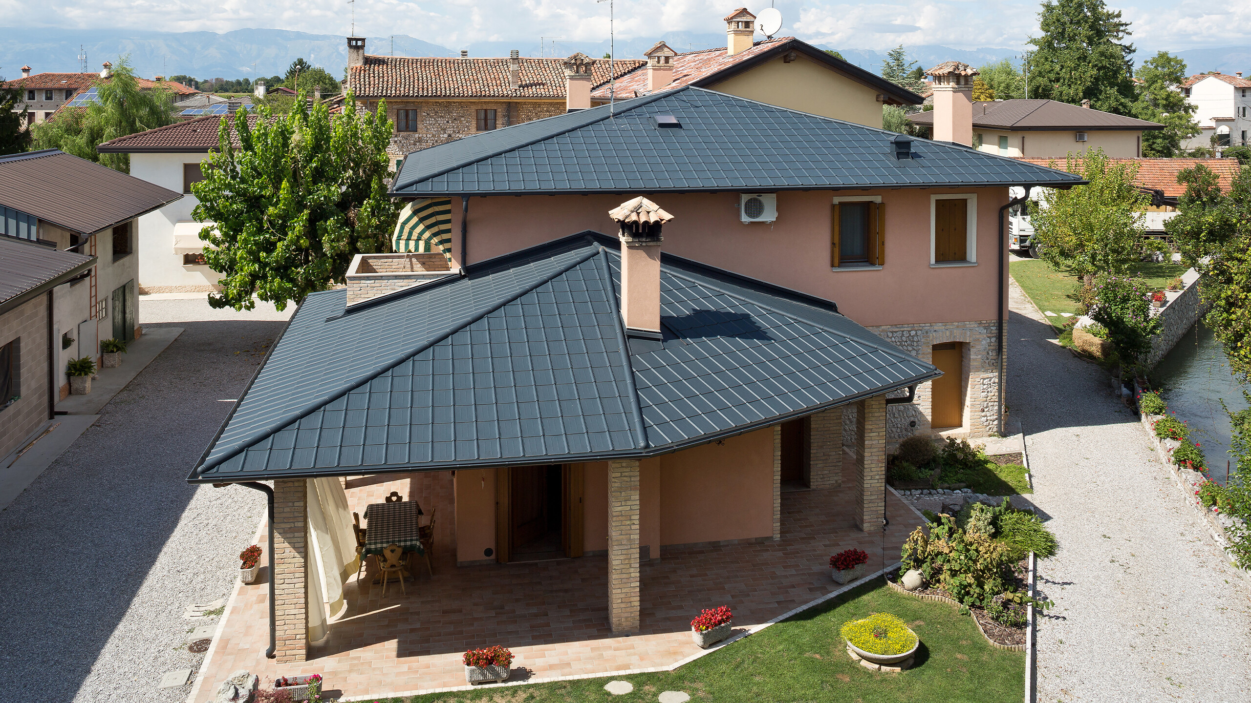 Italiaanse villa met typisch tentdak met PREFA Dakpan in P.10 antraciet