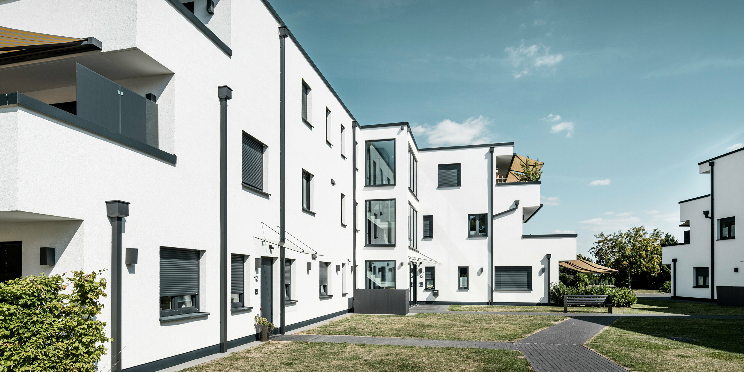 Eine Wohnanlage in Ahnatal, Deutschland wurde mit dem PREFA Dachentwässerungssystem Quadratrohr in P.10 Anthrazit ausgestattet. 
