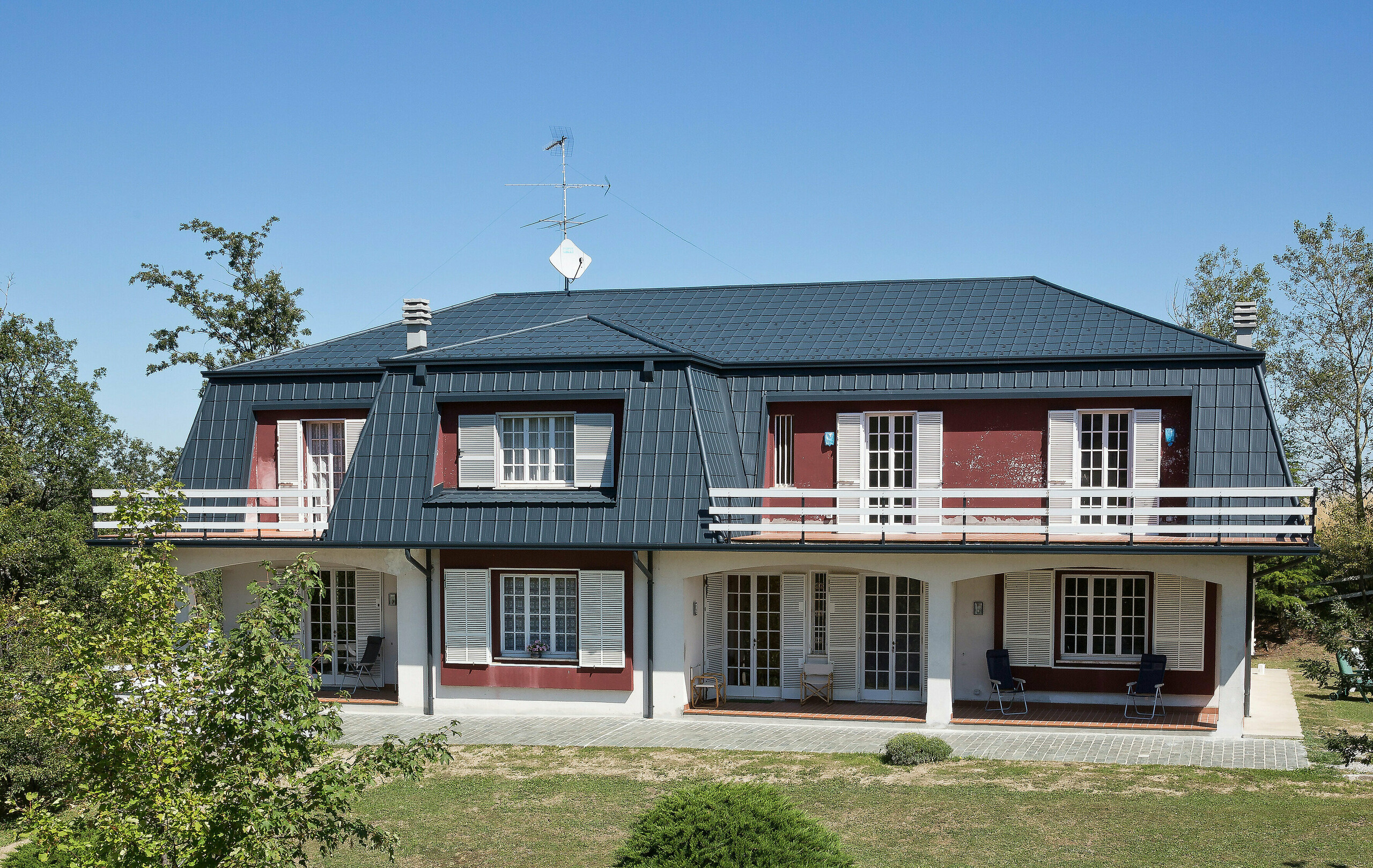 Antracietkleurige aluminium dakpannen van PREFA sieren het dak van deze villa in Italië