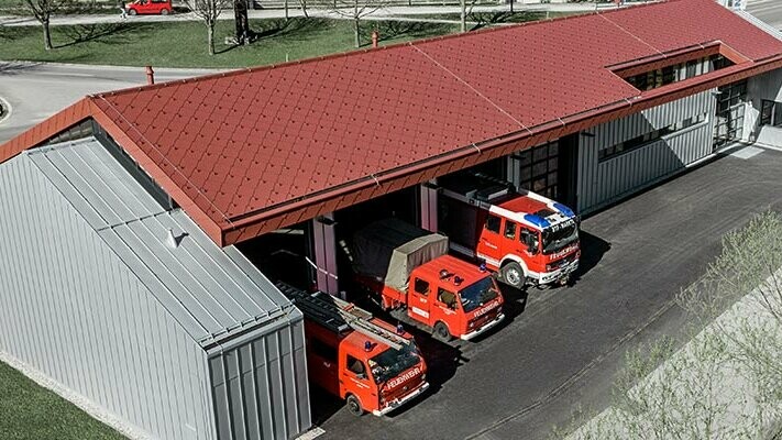 Brandweerkazerne van het PREFA-bedrijf in Marktl met rode dakdak en felsdak en gevel in zilvermetaal. Meer informatie over de brandklassen is hier te vinden.