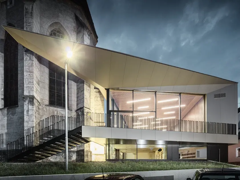 Das moderne Pfarrzentrum Sierning eingedeckt mit PREFA Fassadenpaneelen in Bronze.