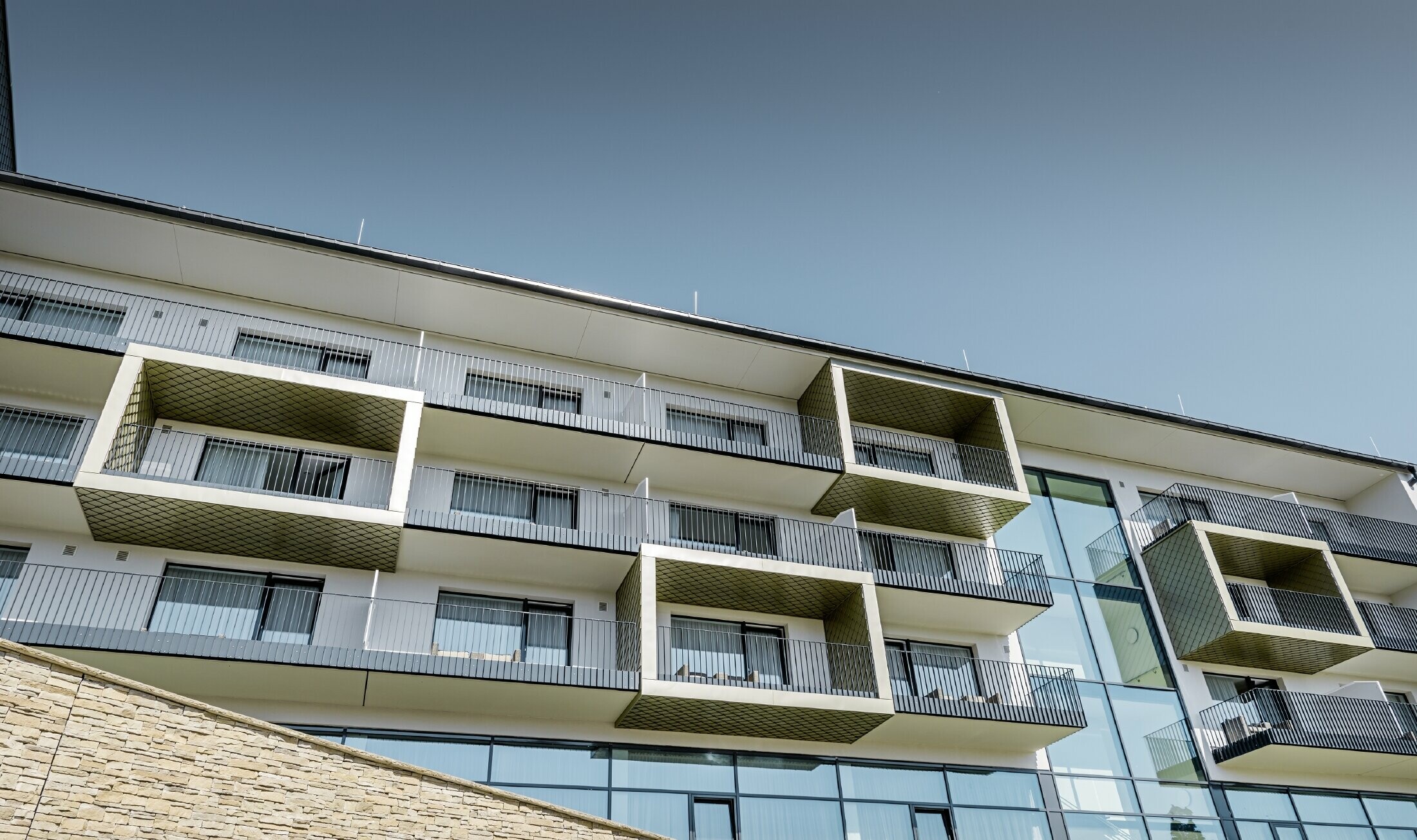 Balkonbekleding van het hotel Edita in Scheidegg met de PREFA gevellosange in lichtbrons