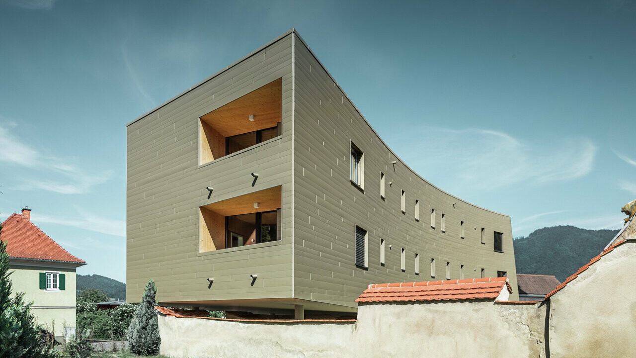 Zu sehen ist das leicht gebogene Wohmheim für Studenten, wobei die neu renovierte Fassade in der Farbe Bronze zur Geltung kommt.