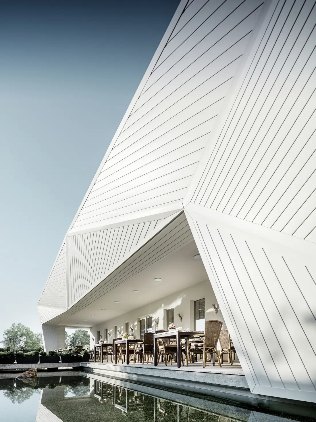 De 3D-gevel van het restaurant Mimama in Boedapest is bekleed met de PREFA sidings in prefawit.