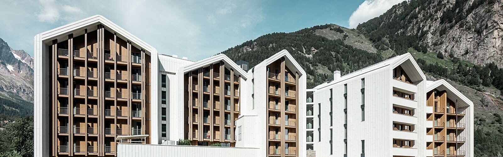 Seitliche Ansicht des Hotel des Alpes in Courmayeur am Fuße des Mont Blanc, eingedeckt mit PREFALZ in P.10 Prefaweiß