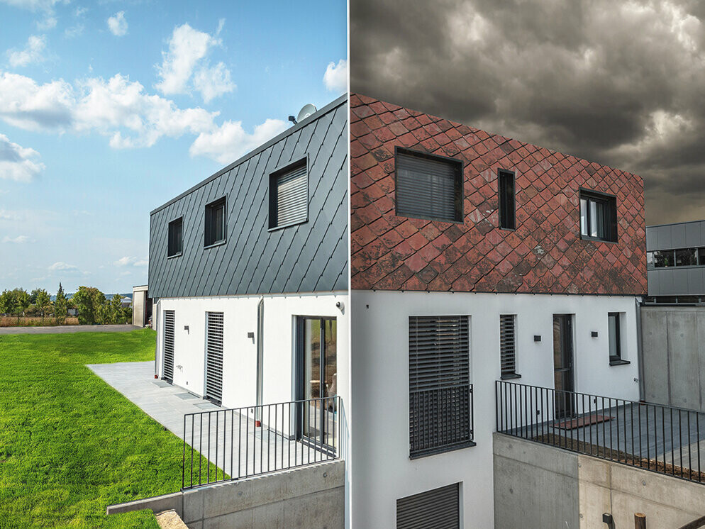 Eén hand houdt een smartphone vast met een foto van een huis met de PREFA-fotoservice - je kunt het huis herkennen met en zonder PREFA-dak.