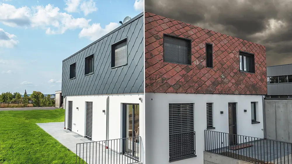 Eén hand houdt een smartphone vast met een foto van een huis met de PREFA-fotoservice - je kunt het huis herkennen met en zonder PREFA-dak.