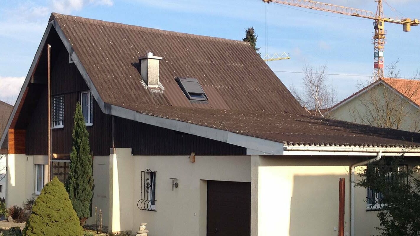 Huis voor de dakrenovatie met PREFA dakplaat, zadeldak en garage
