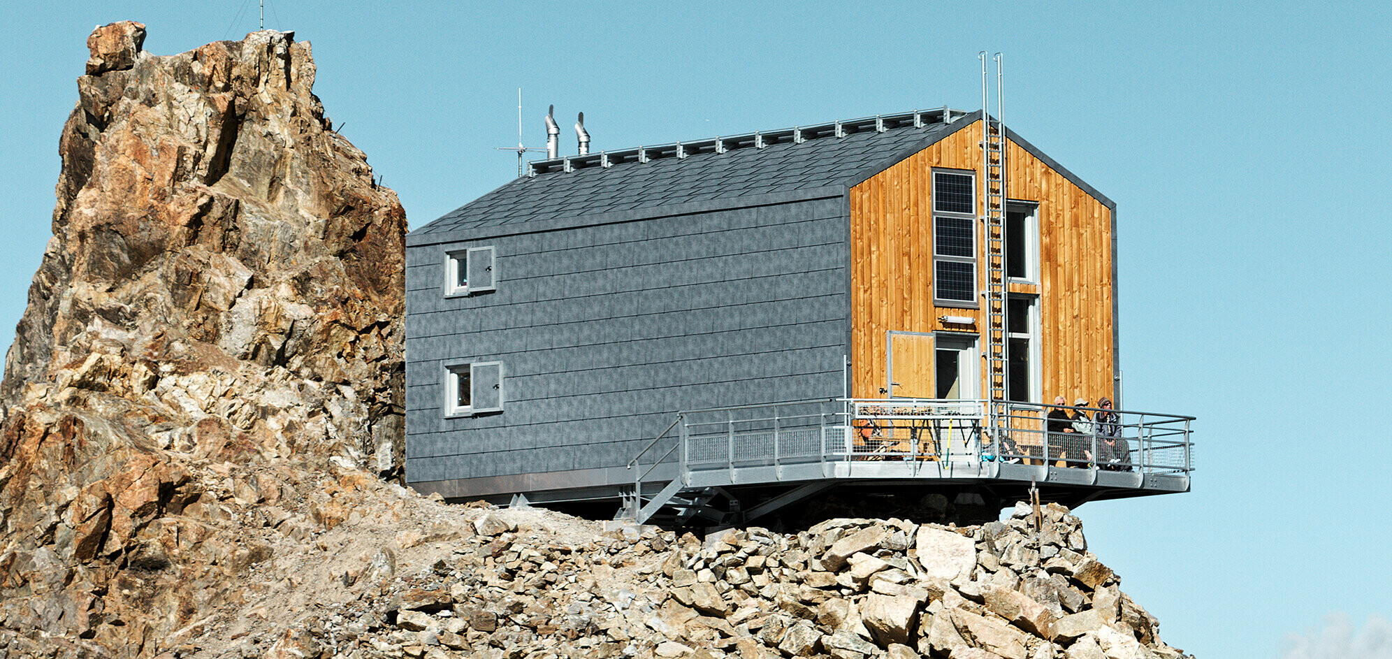 Net gerenoveerde schuilhut Refuge de L´Aigle met PREFA dak- en gevelpaneel FX.12 in P.10 steengrijs