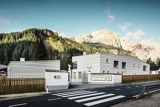 Vor einer imposanten Bergkulisse verbinden die vier neuen Gebäude des Logistik- und Ausbildungszentrums „Villaggio Alpino Tempesti“ die Alpenlandschaft mit moderner Architektur. Die präzise positionierten PREFALZ-Aluminiumstreifen in der Farbe P.10 Prefaweiß sorgen für klare Linien, hohe Widerstandsfähigkeit und klimatische Vorteile. Sie setzen ein funktionales Designstatement im Herzen Südtirols. Vor der Zufahrtsstraße zur modernen Kaserne verläuft ein Weg mit Fußgängerüberweg.