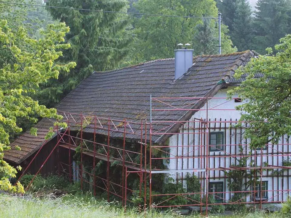 Oude eengezinswoning voor de dakrenovatie met PREFA